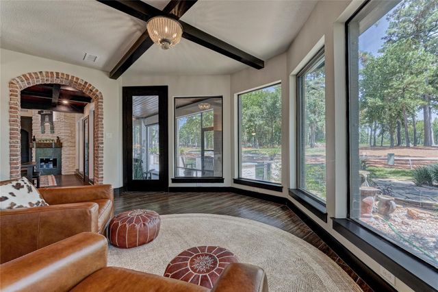 2 W Oaks Court, Montgomery, TX 77356