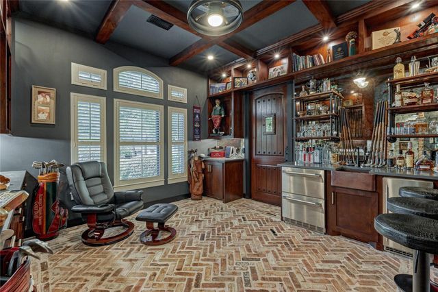 2 W Oaks Court, Montgomery, TX 77356