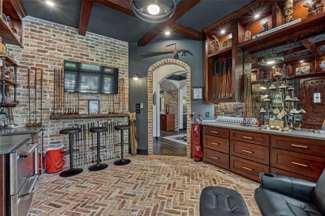 2 W Oaks Court, Montgomery, TX 77356