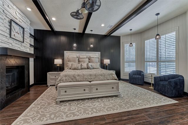 2 W Oaks Court, Montgomery, TX 77356