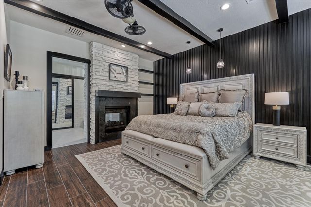 2 W Oaks Court, Montgomery, TX 77356