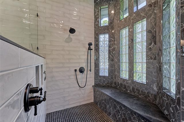 2 W Oaks Court, Montgomery, TX 77356