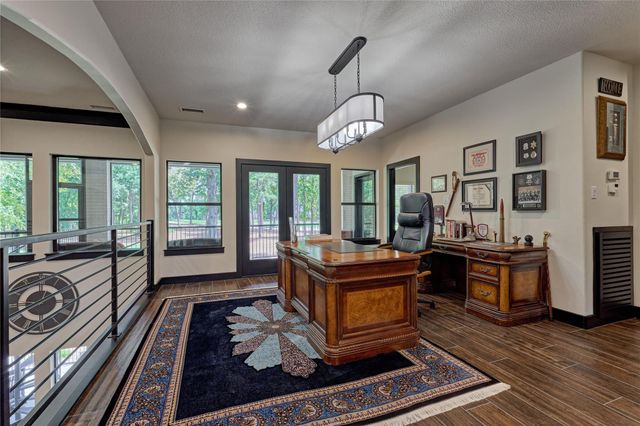 2 W Oaks Court, Montgomery, TX 77356
