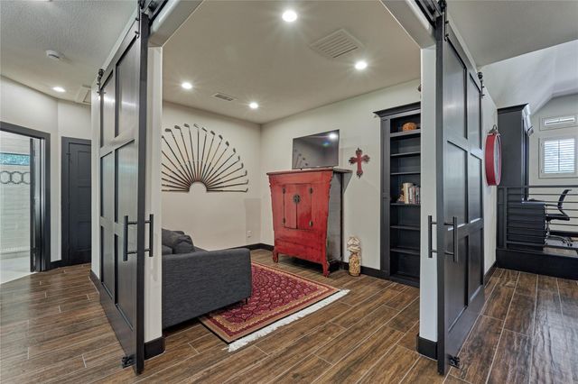 2 W Oaks Court, Montgomery, TX 77356
