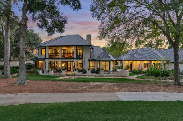 2 W Oaks Court, Montgomery, TX 77356