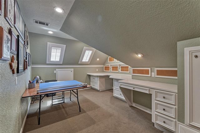 2 W Oaks Court, Montgomery, TX 77356