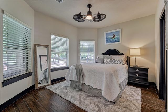 2 W Oaks Court, Montgomery, TX 77356