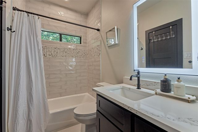 2 W Oaks Court, Montgomery, TX 77356