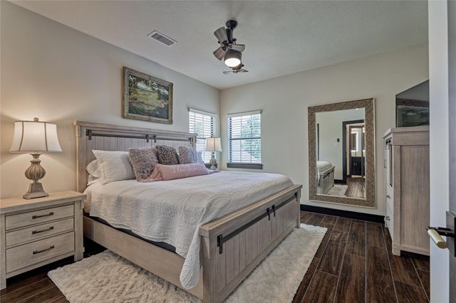2 W Oaks Court, Montgomery, TX 77356