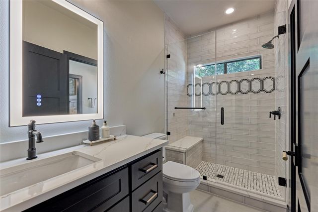 2 W Oaks Court, Montgomery, TX 77356