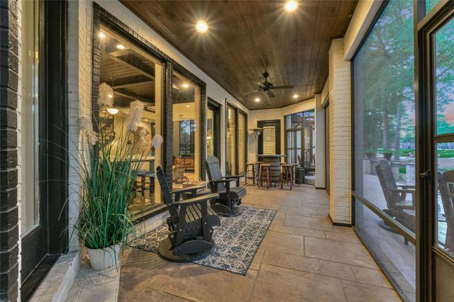 2 W Oaks Court, Montgomery, TX 77356