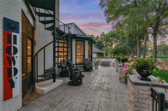 2 W Oaks Court, Montgomery, TX 77356