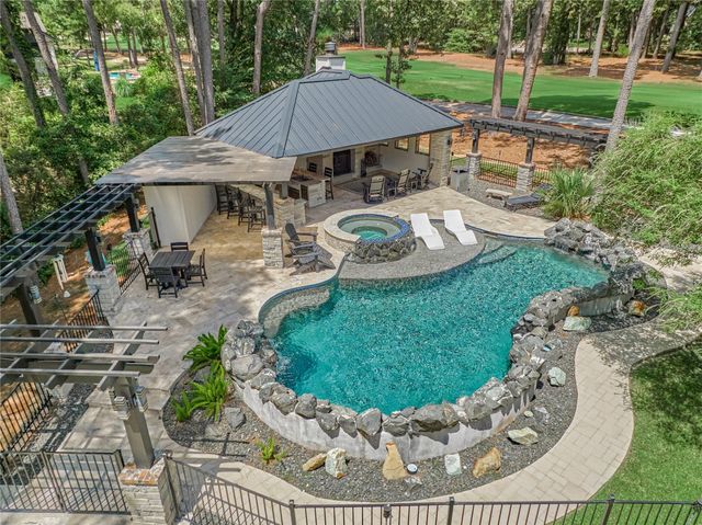 2 W Oaks Court, Montgomery, TX 77356