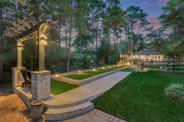 2 W Oaks Court, Montgomery, TX 77356