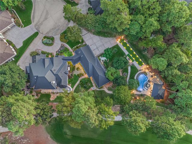 2 W Oaks Court, Montgomery, TX 77356