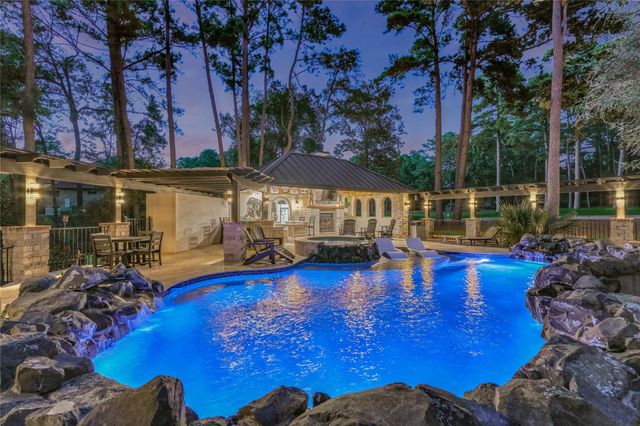 2 W Oaks Court, Montgomery, TX 77356