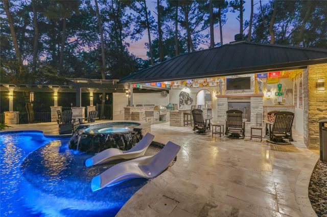 2 W Oaks Court, Montgomery, TX 77356