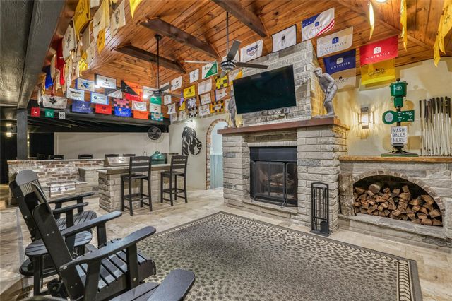 2 W Oaks Court, Montgomery, TX 77356