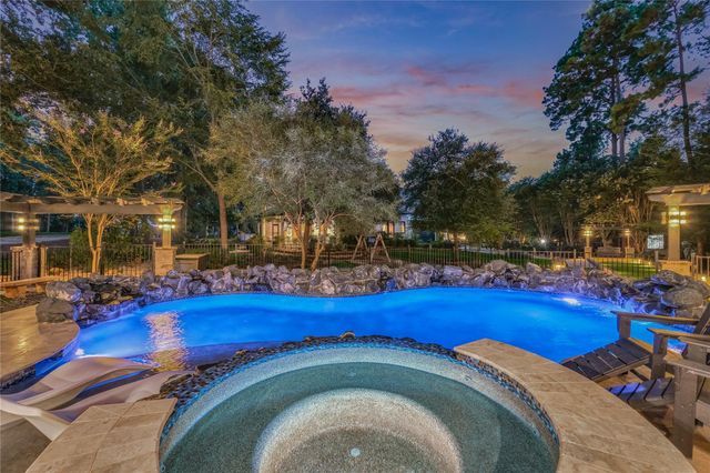 2 W Oaks Court, Montgomery, TX 77356