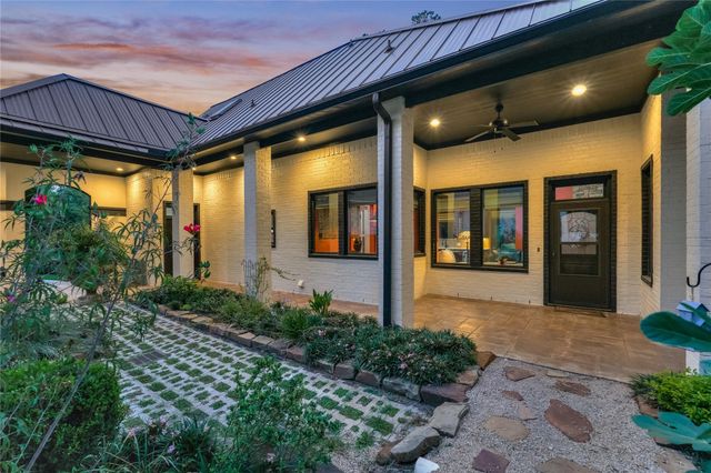 2 W Oaks Court, Montgomery, TX 77356
