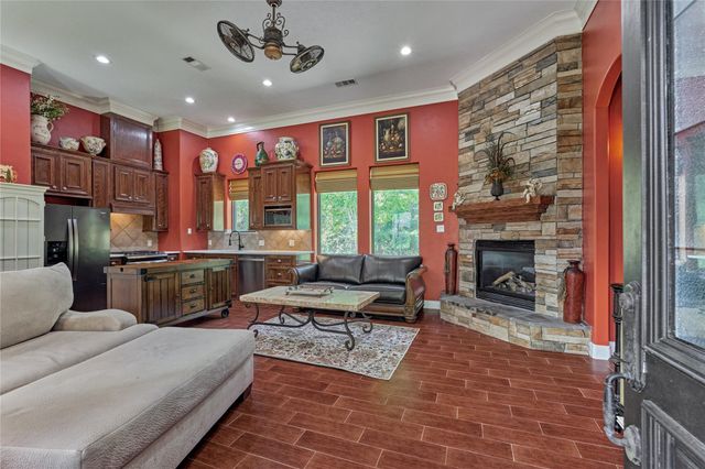 2 W Oaks Court, Montgomery, TX 77356