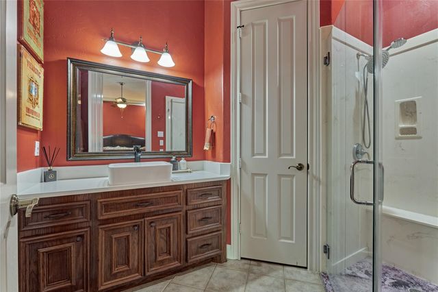 2 W Oaks Court, Montgomery, TX 77356