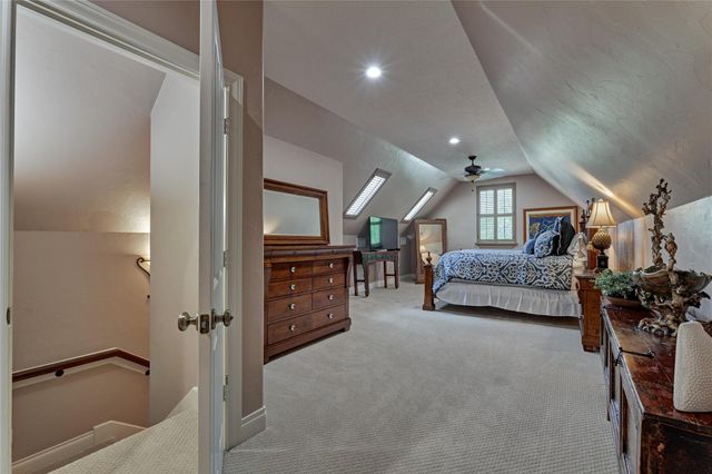2 W Oaks Court, Montgomery, TX 77356