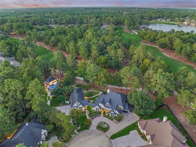 2 W Oaks Court, Montgomery, TX 77356