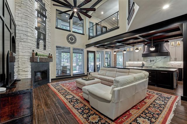 2 W Oaks Court, Montgomery, TX 77356