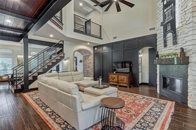 2 W Oaks Court, Montgomery, TX 77356