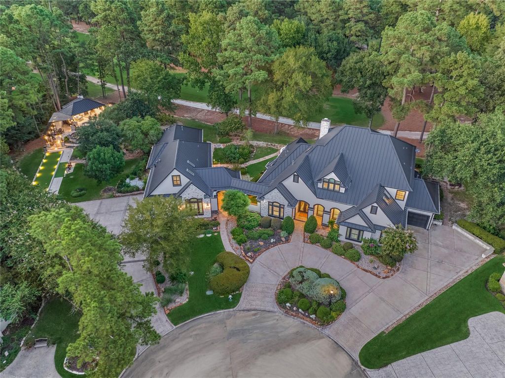 2 W Oaks Court, Montgomery, TX 77356