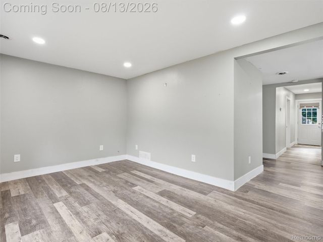 1039 Ennest Boulevard, White Lake Charter Township, MI 48386