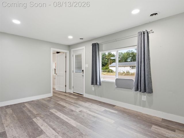1039 Ennest Boulevard, White Lake Charter Township, MI 48386