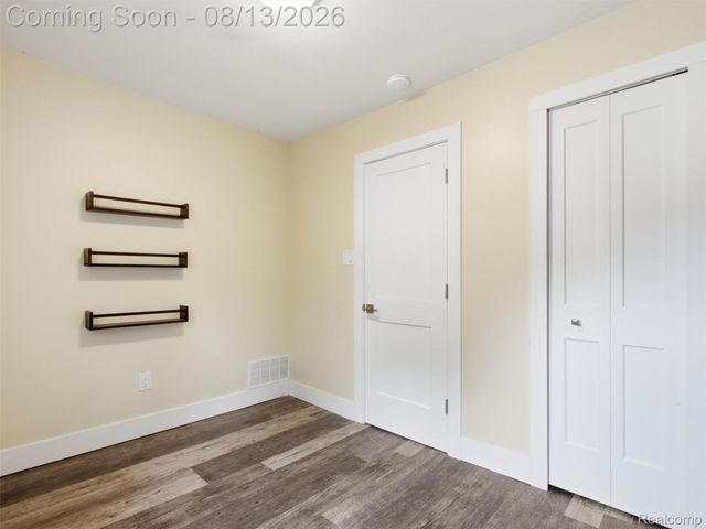 1039 Ennest Boulevard, White Lake Charter Township, MI 48386