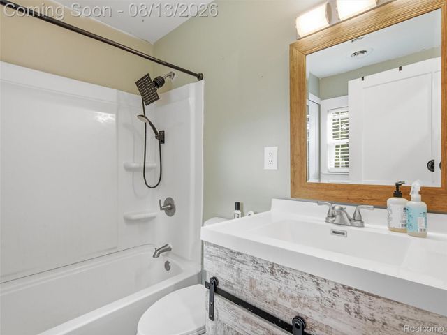 1039 Ennest Boulevard, White Lake Charter Township, MI 48386