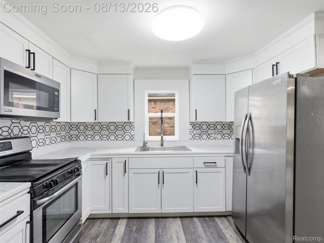 1039 Ennest Boulevard, White Lake Charter Township, MI 48386