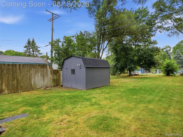1039 Ennest Boulevard, White Lake Charter Township, MI 48386
