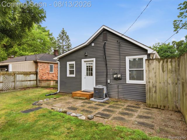 1039 Ennest Boulevard, White Lake Charter Township, MI 48386