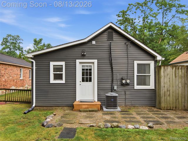 1039 Ennest Boulevard, White Lake Charter Township, MI 48386