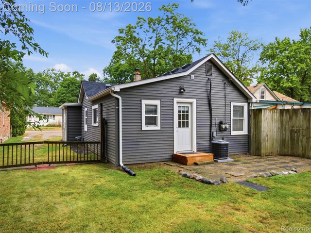 1039 Ennest Boulevard, White Lake Charter Township, MI 48386