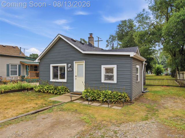 1039 Ennest Boulevard, White Lake Charter Township, MI 48386