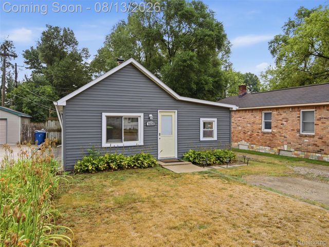 1039 Ennest Boulevard, White Lake Charter Township, MI 48386