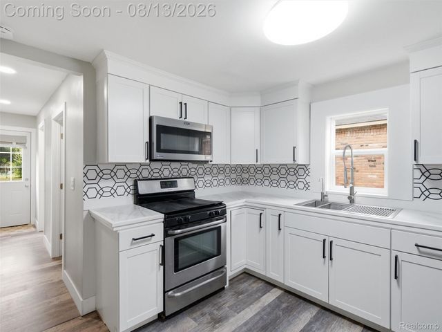 1039 Ennest Boulevard, White Lake Charter Township, MI 48386