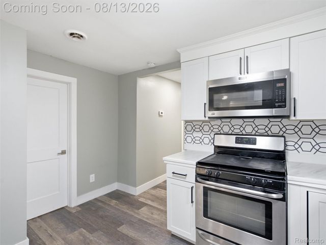 1039 Ennest Boulevard, White Lake Charter Township, MI 48386