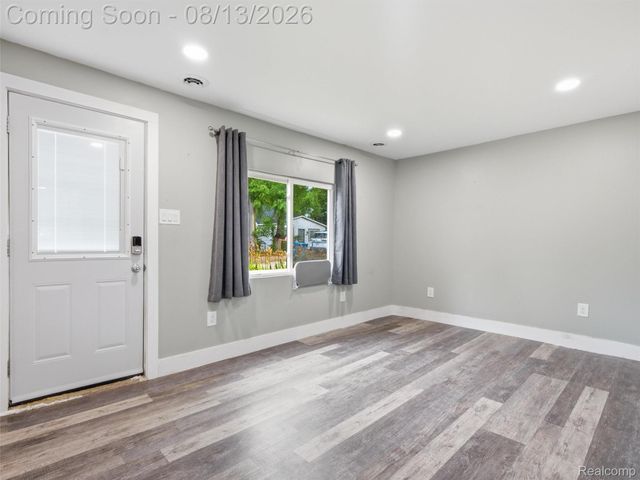 1039 Ennest Boulevard, White Lake Charter Township, MI 48386