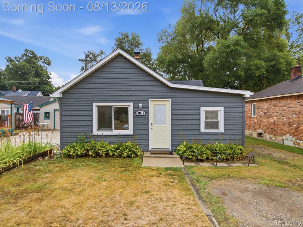1039 Ennest Boulevard, White Lake Charter Township, MI 48386