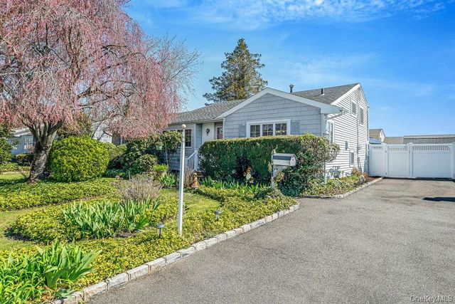 289 W 17th Street, Deer Park, NY 11729