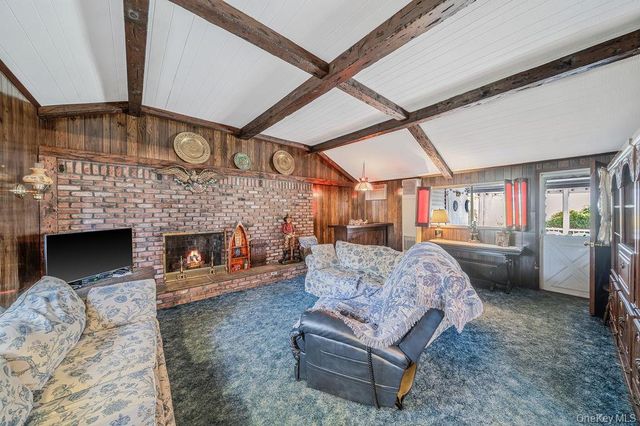 289 W 17th Street, Deer Park, NY 11729