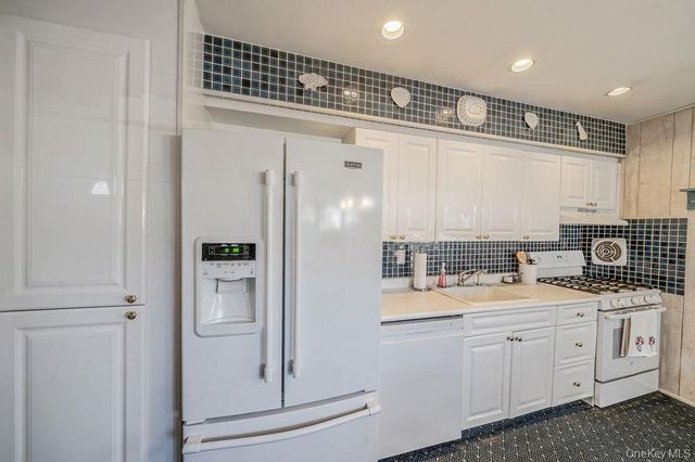 289 W 17th Street, Deer Park, NY 11729