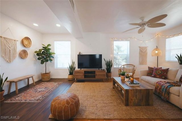 715 10th ST N, Naples, FL 34102